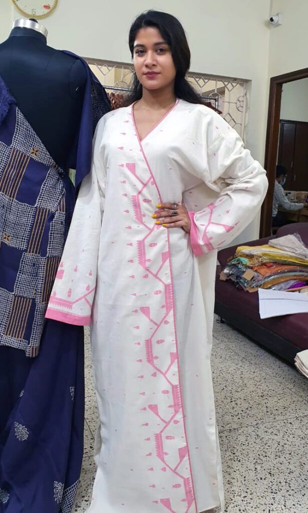 Robe- white with pink Muslin jamdani