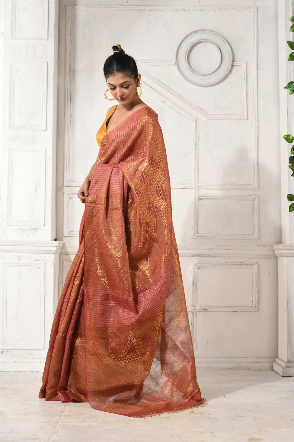 JACQUARDHANLDOOMMETALLICSARE-KARU24-RED-and-GOLD (3)