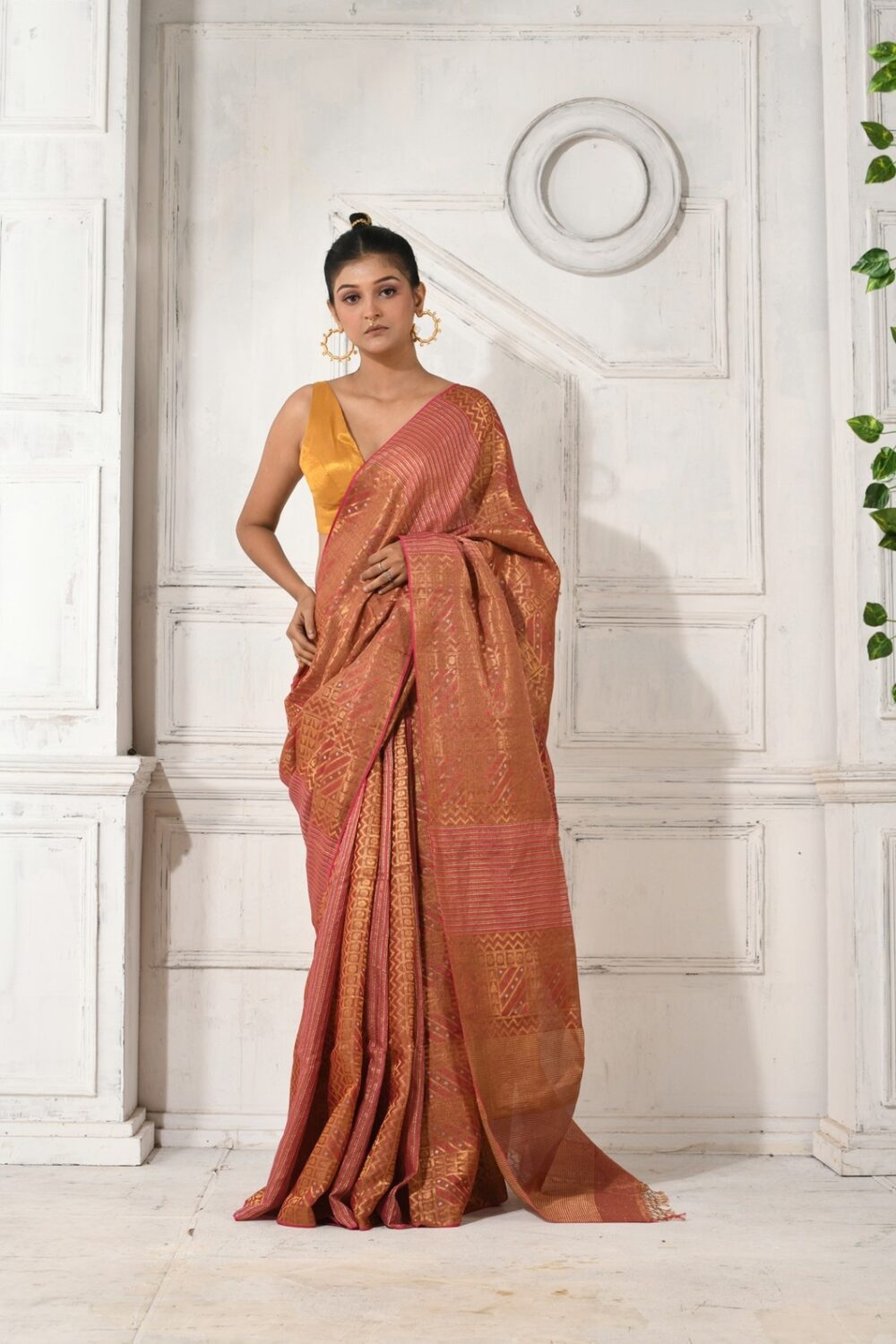 JACQUARDHANLDOOMMETALLICSARE-KARU24-RED-and-GOLD (4)